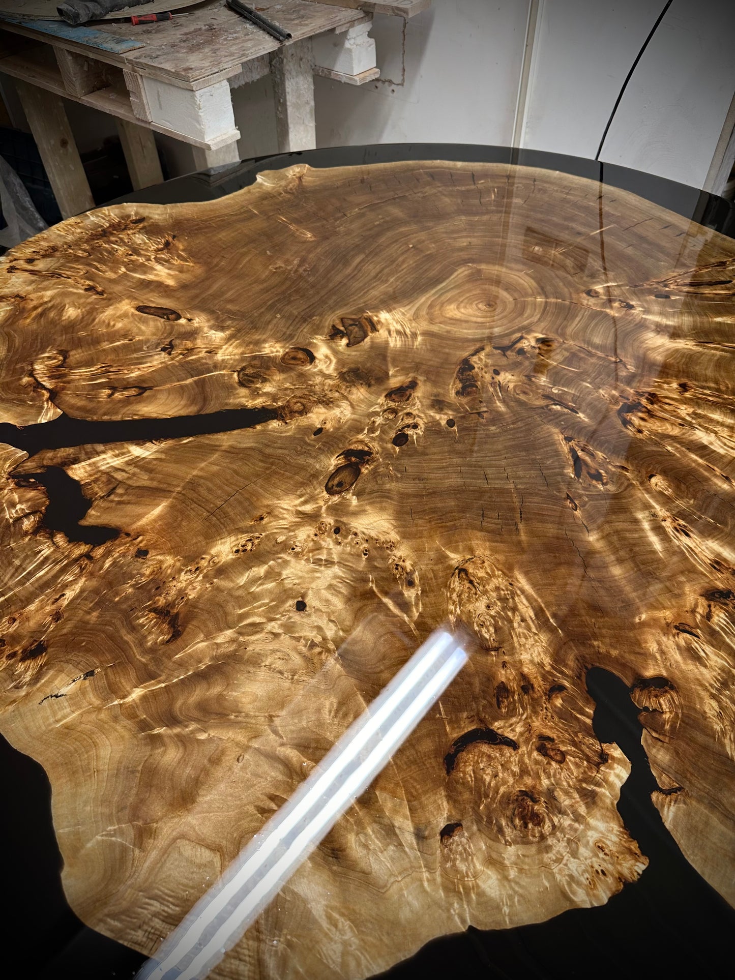 1. Round dining/conference table - Yukatan
